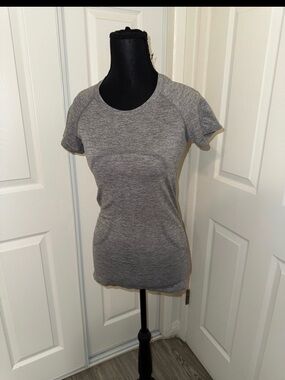 lululemon athletica Heathered Gray Short-Sleeve Athletic Tee